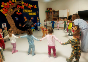 Jeżyki śpiewają piosenkę o misiu