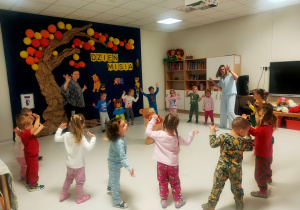 Jeżyki śpiewają piosenkę o misiu