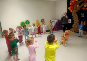 Jeżyki śpiewają piosenkę o misiu