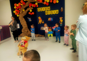 Jeżyki śpiewają piosenkę o misiu