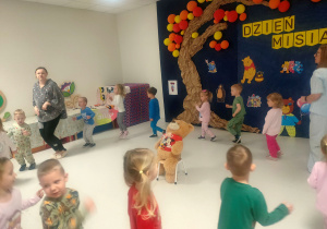 Jeżyki śpiewają piosenkę o misiu