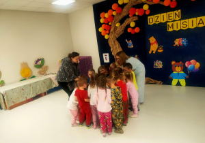 Jeżyki śpiewają piosenkę o misiu