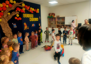 Tygryski śpiewają piosenkę o misiu