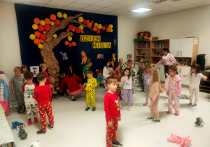 Sówki żółte śpiewają piosenkę o misiu