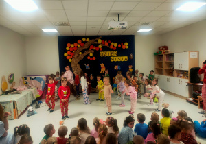 Sówki żółte śpiewają piosenkę o misiu