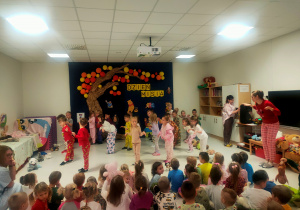 Sówki żółte śpiewają piosenkę o misiu