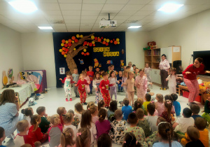 Sówki żółte śpiewają piosenkę o misiu