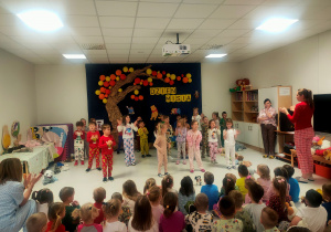 Sówki żółte śpiewają piosenkę o misiu