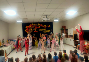 Sówki żółte śpiewają piosenkę o misiu