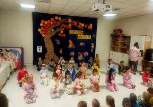 Sówki pomarańczowe śpiewają piosenkę o misiu