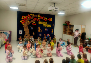 Sówki pomarańczowe śpiewają piosenkę o misiu