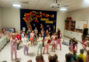 Sówki pomarańczowe śpiewają piosenkę o misiu