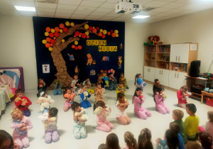 Sówki pomarańczowe śpiewają piosenkę o misiu