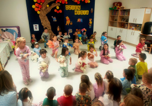 Sówki pomarańczowe śpiewają piosenkę o misiu