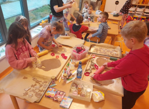 Sówki pomarańczowe pieką pierniczki