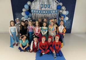 Sówki żółte na balu karnawałowym