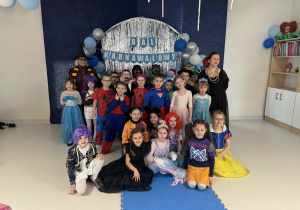 Sówki pomarańczowe na balu karnawałowym