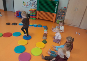 Wędrówka po kolorowych kółkach