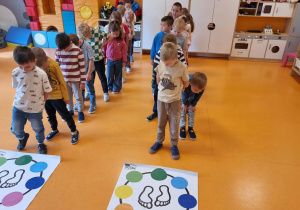 Zabawy z kolorami i stópkami
