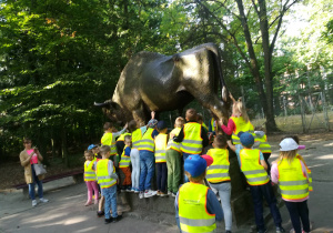 Pomnik Żubra w parku7