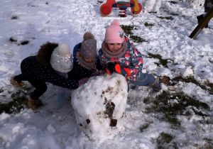 Marcelinka, Blanka i Nela robią kulę śniegową