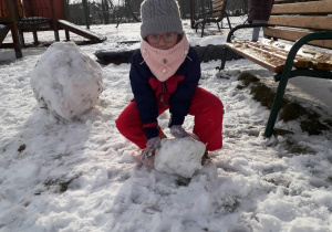 Hania robi śniegową kulę