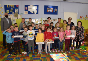 Grupa Słoneczka wraz z gośćmi i nauczycielami