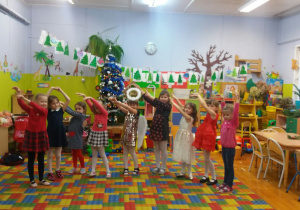Dziewczynki z grupy Słoneczka śpiewają kolędy i tańczą