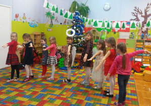 Dziewczynki z grupy Słoneczka śpiewają kolędy i tańczą