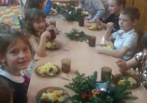 Dzieci z grupy Słoneczka jedzą wigilijny obiad