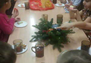 Dzieci z grupy Słoneczka jedzą wigilijny obiad