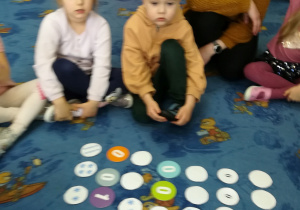 Dzieci układają liczby w systemie binarnym