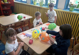 Blanka, Maja, Hania, Jasio ozdabiają balony