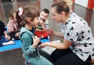 Maja wsłuchuje się w bicie serduszka