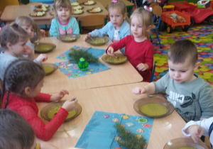 Dzieci zjadają wigilijny posiłek