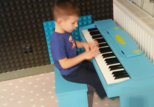 Szymon gra na pianinie
