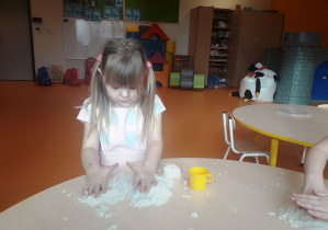 Marika gniecie piaskowe ciasto