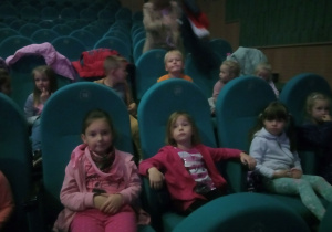 Karolinka, Anitka, Zosia i Hania czekają na film