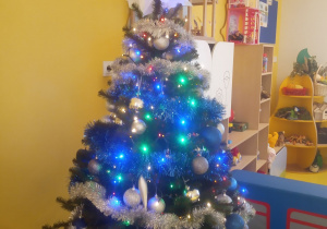 Drzewko bożonarodzeniowe w sali Misiaczków
