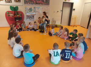 Rodzice czytają dzieciom