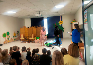 Chrabąszcz porywa Calineczkę