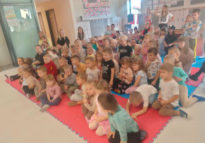 Przedszkolaki zapatrzone